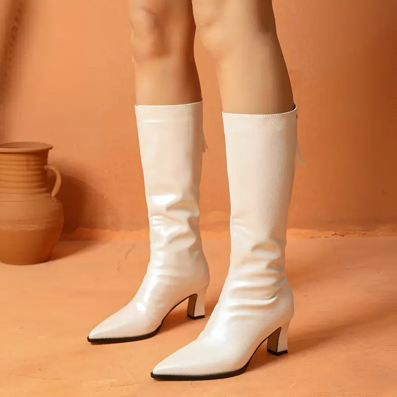 Bottes blanches mi-mollet à talon bloc et bout pointu