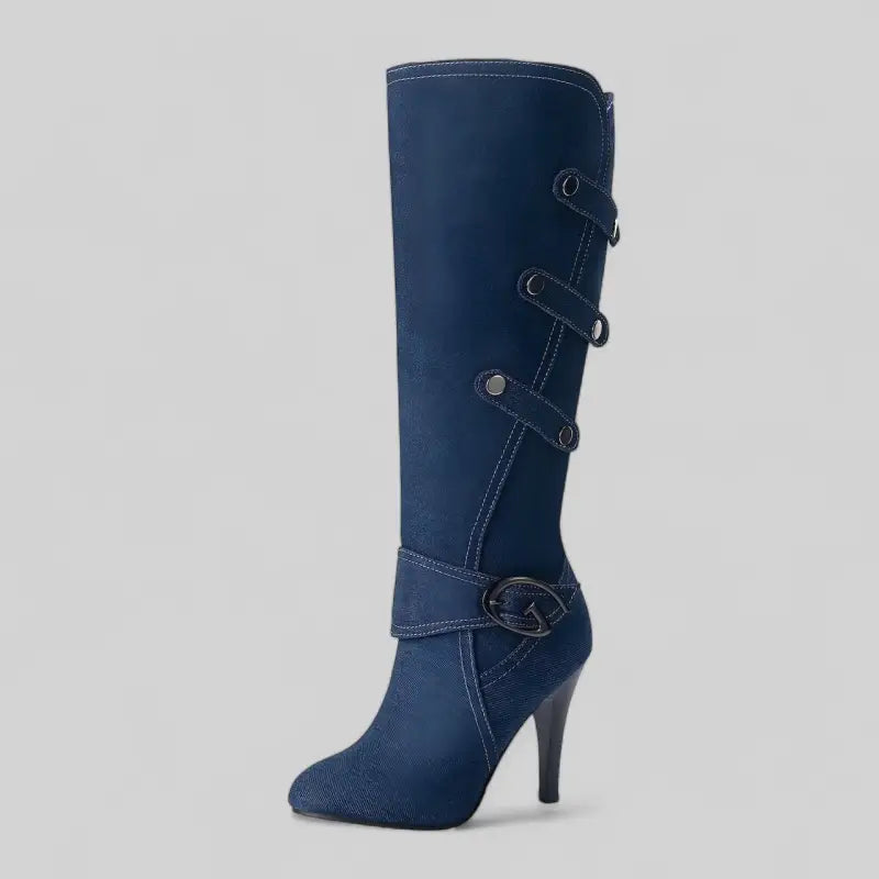 Bottes en denim bleu à talons hauts avec boucle décorative