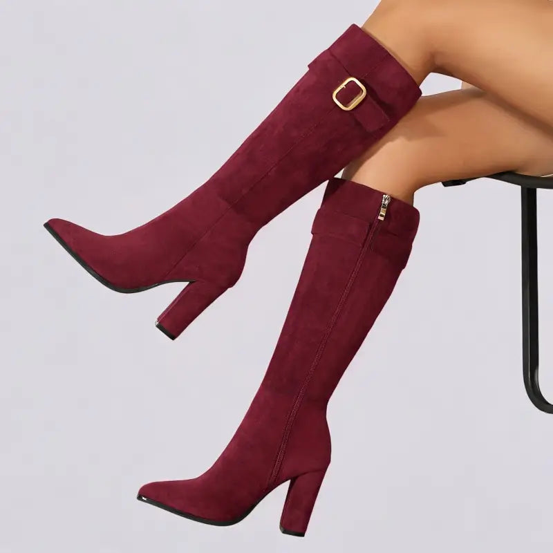 Bottes hautes en suédine bordeaux à talons blocs et boucle dorée pour femme