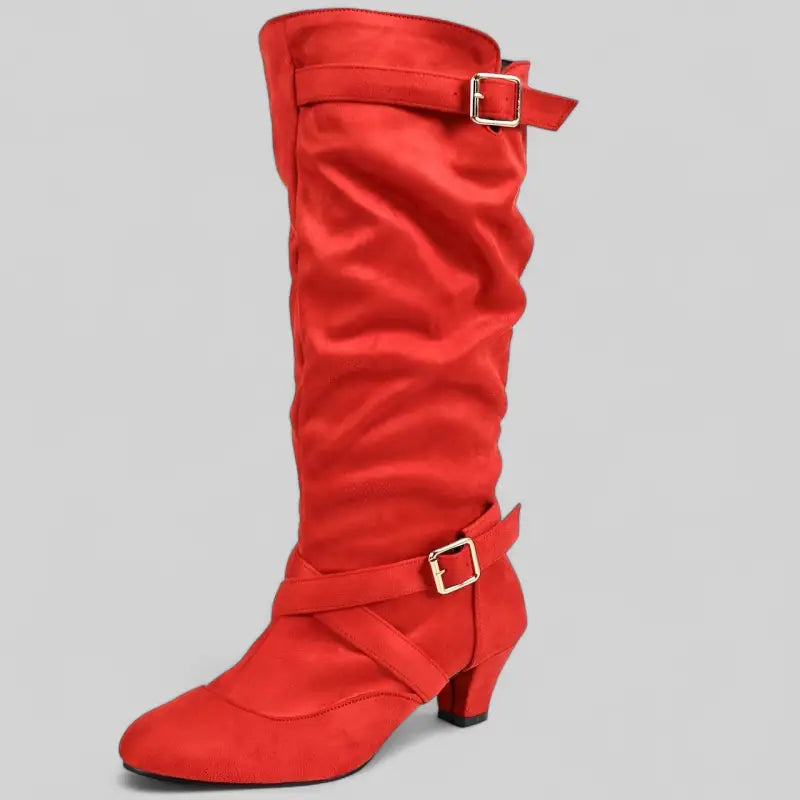 Bottes rouges en daim avec talons moyens et boucles décoratives