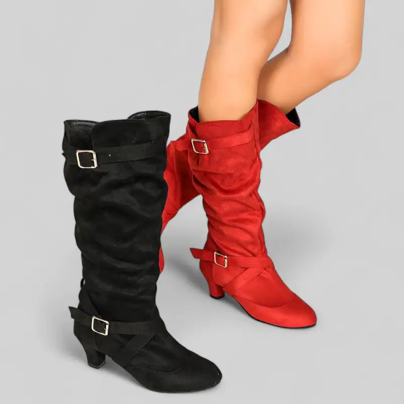 Bottes rouges en daim avec talons moyens et boucles décoratives