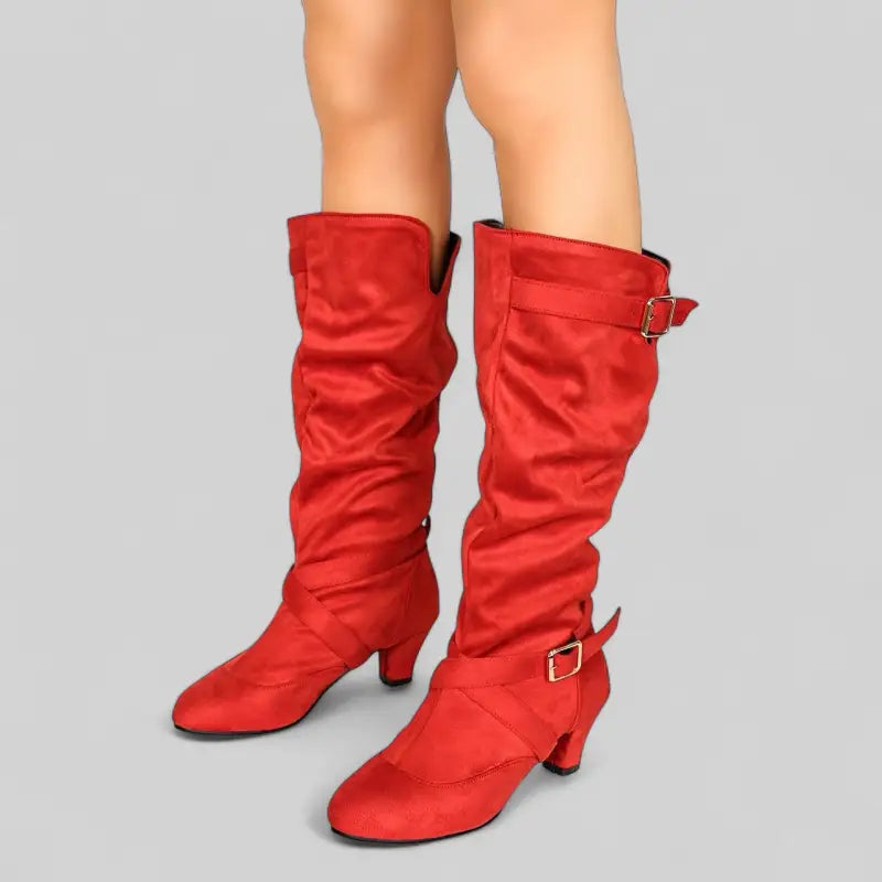 Bottes rouges en daim avec talons moyens et boucles décoratives